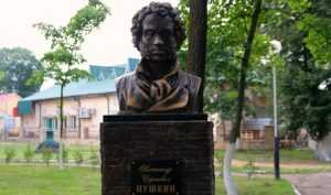 В Клинцах отреставрировали памятники Пушкину и Воровскому