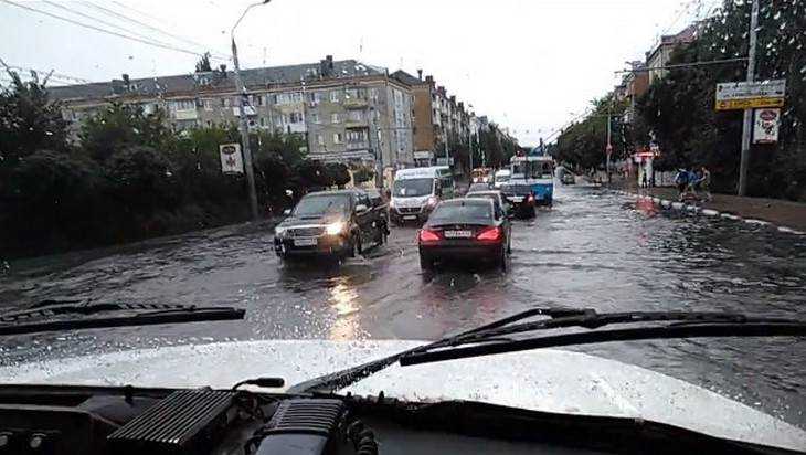 В Брянске после грозы ушли под воду несколько улиц