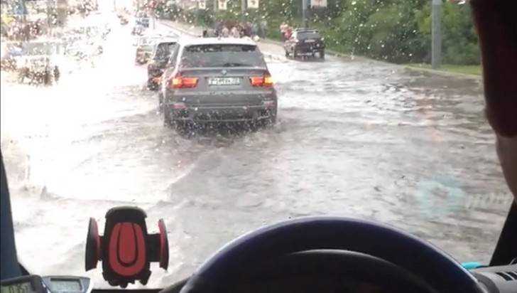 В Брянске сняли видео потопа на набережной и на проспекте Ленина