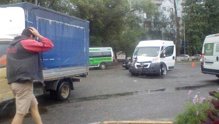 В Брянске в ДТП с маршруткой № 35 и фургоном пострадали три человека