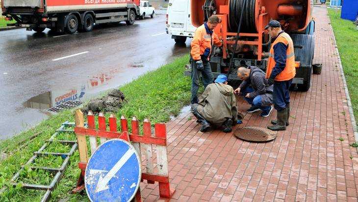 В Брянске во избежание потопов стали чистить ливневую канализацию