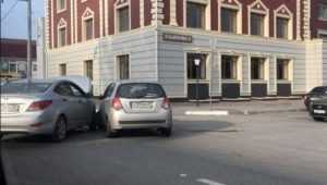 В Брянске возле проходных БМЗ столкнулись Chevrolet и Hyundai
