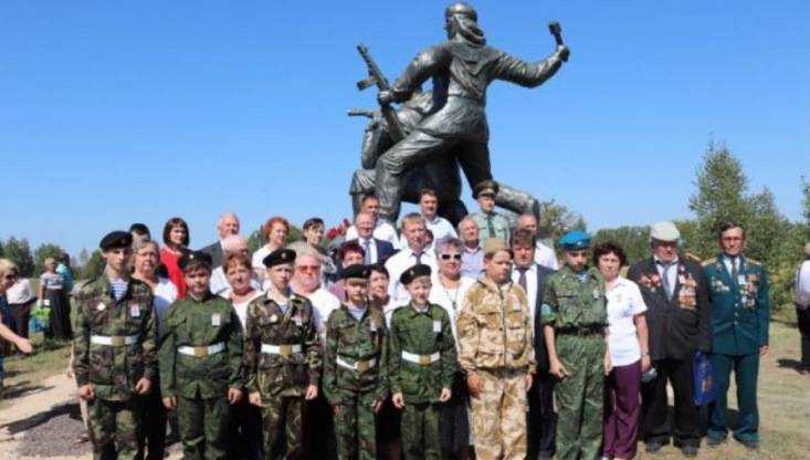 В Севске в День города открыли памятник воинам лыжной бригады
