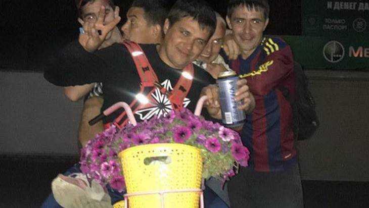 В Жуковке страдающие пивохлебы искорежили цветочные вазы-велосипеды