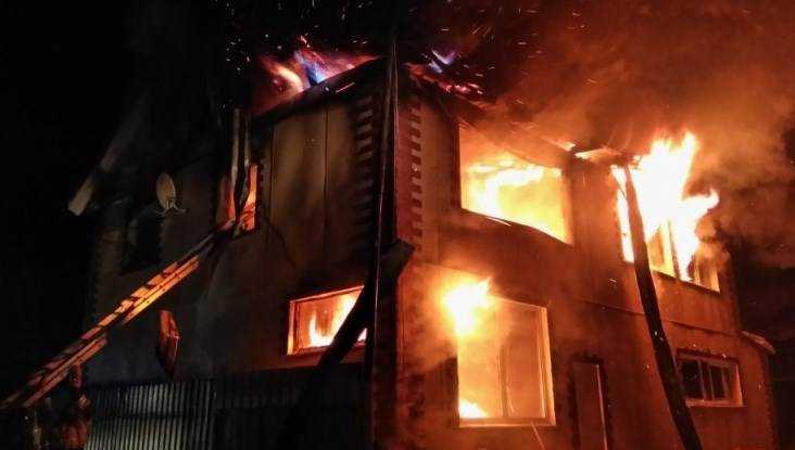 В Брянске на улице Чкалова сгорел двухэтажный дом – пострадавших нет