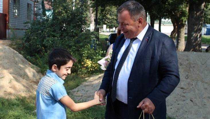 Брянский губернатор подарил футбольную форму и бутсы школьнику