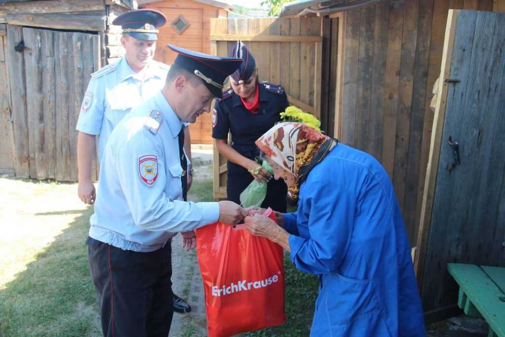 Брянские полицейские 40 лет опекают мать погибшего коллеги