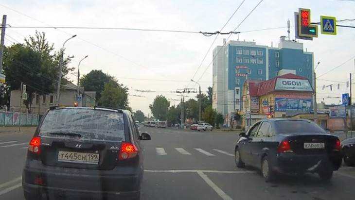 В Брянске водителя Ford по видео наказали за проезд на красный