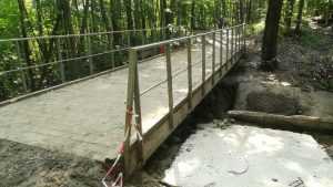 В Брянске в «Соловьях» строители подняли обрушившийся мостик‍