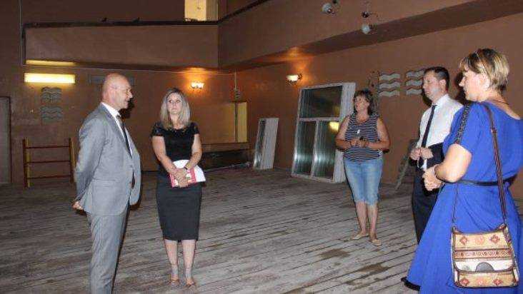В Почепском районе замгубернатора Коробко оценил ремонт дома культуры