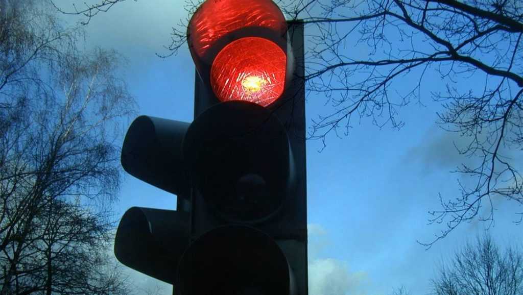 Брянских водителей предупредили о неработающем светофоре на «Украине»