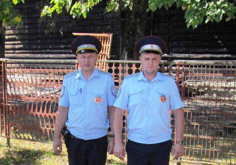 В посёлке Навля инспекторы ДПС спасли школу от огня