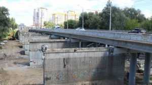 Под Первомайским мостом начали делать временную переправу для строителей
