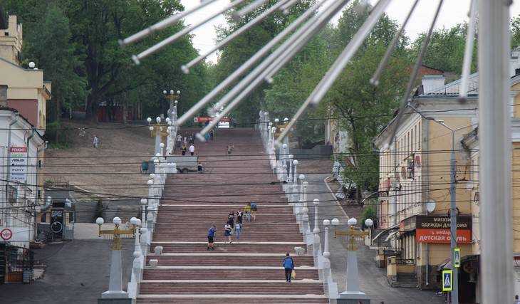 В Брянске заделали провал асфальта возле лестницы на бульваре Гагарина