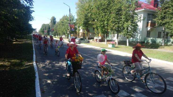 Сельцо с Днём города поздравили леди на велосипеде