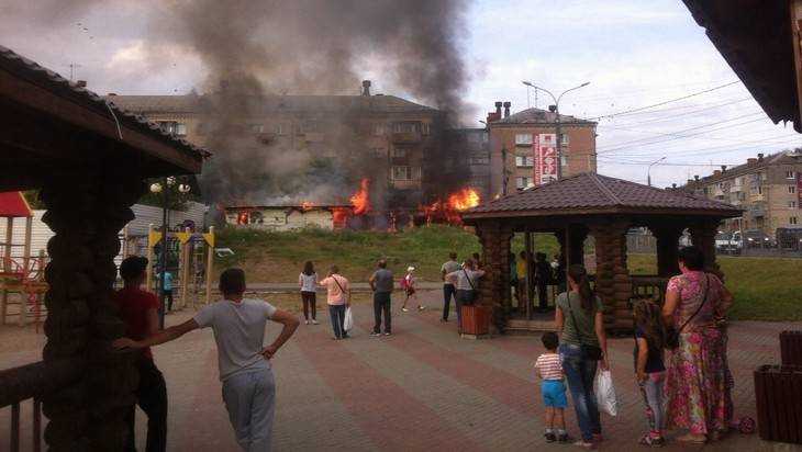 Появилось видео пожара возле бежицкой «Линии» в Брянске