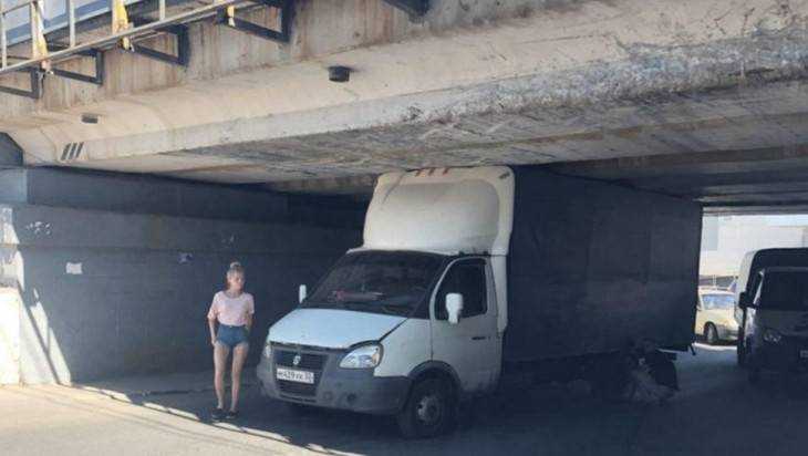 Брянская «Газель» попала в ловушку под мостом в Саратове
