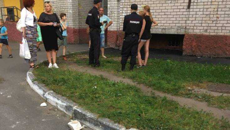 В Брянске подростки обстреляли прохожих кирпичами с крыши дома