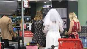 Жителей Почепа развеселила невеста в очереди у кассы в супермаркете