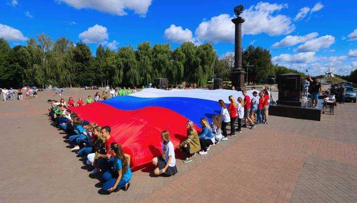 В День флага России в Брянске развернули гигантский триколор