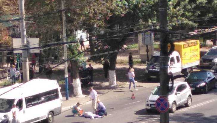 В Брянске возле автовокзала маршрутка сбила женщину