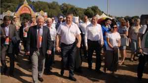 Брянский губернатор начал обход Свенской ярмарки с площадки добровольцев