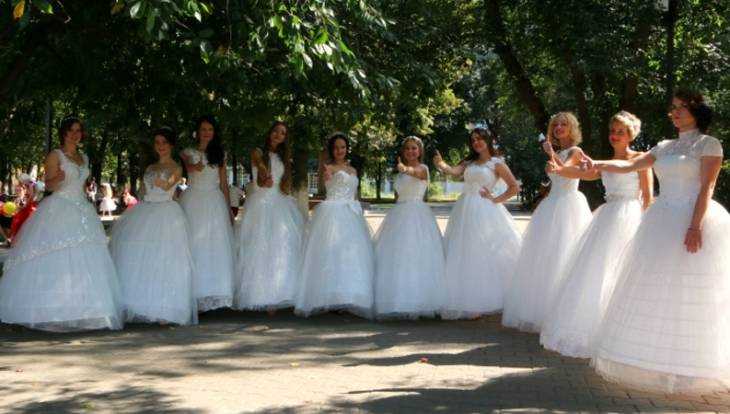 В Клинцах на ярком празднике невест собрали деньги для больных детей