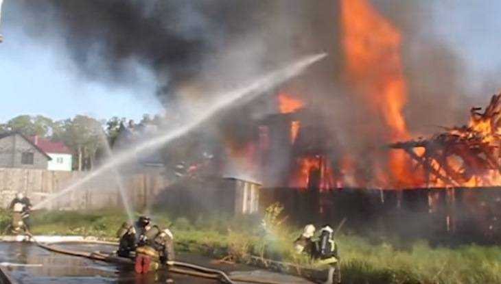 Телеканал «Мир» показал видео с места пожара на брянской мебельной фабрике
