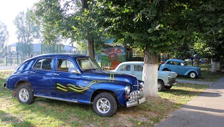 В Почепе в День города провели выставку ретроавтомобилей