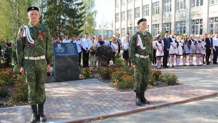 В Клетне открыли памятник генерал-майору авиации Политыкину