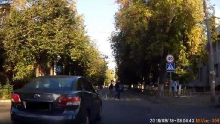 В Брянске водителя Toyota наказали по видео за обгон на переходе