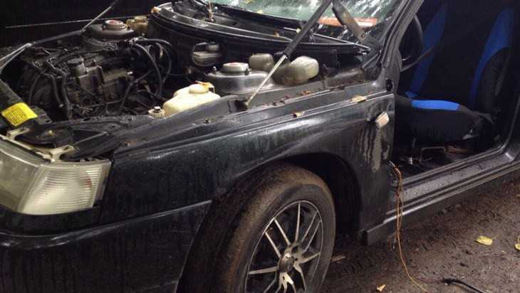 В Почепском районе селянин срезал двери и капот с оставленного автомобиля