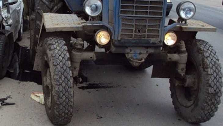 В Почепском районе легковушка столкнулась с трактором МТЗ-82