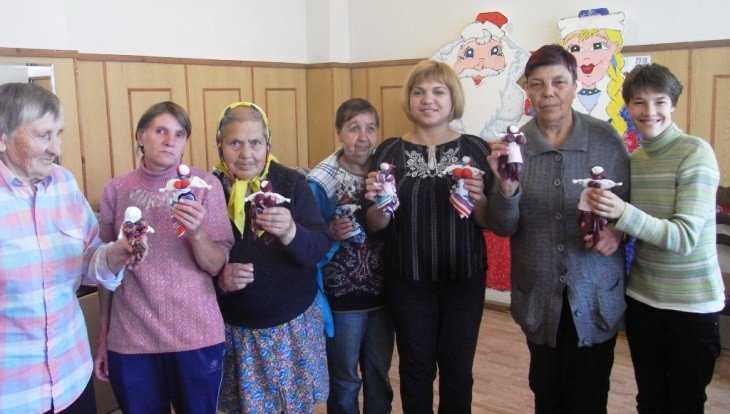 В Брянском интернате пенсионеров научили делать народных кукол