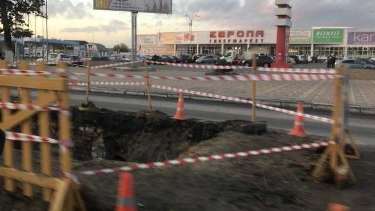 В Брянске новый асфальт Московского проспекта испортили огромной ямой