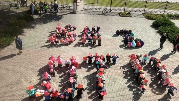 В Брянске сотрудники ГИБДД выстроили детей в виде слов «БЕЗ ДТП»