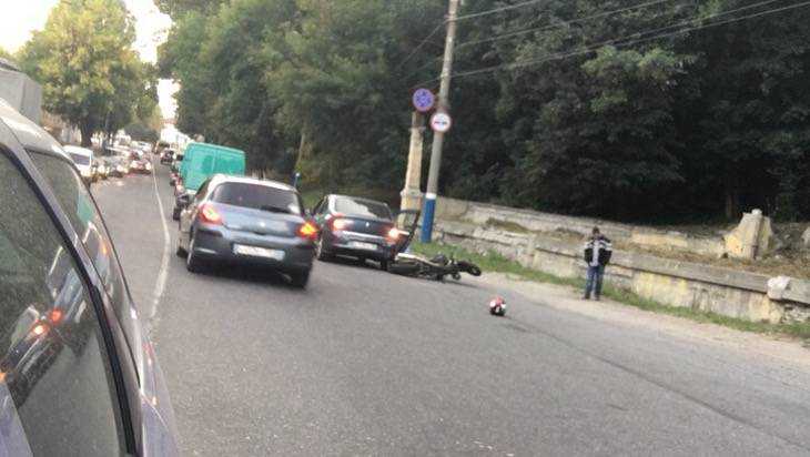 На улице Калинина в Брянске столкнулись мотоцикл и «Рено»