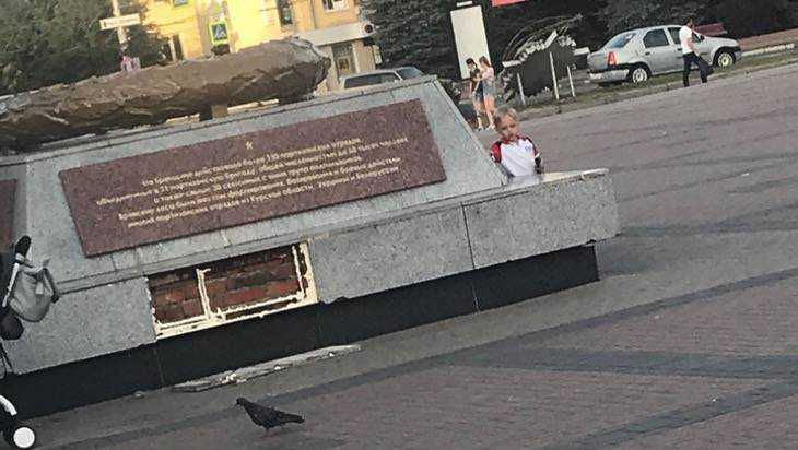 В Брянске от памятника Партизанам отлетели плитки