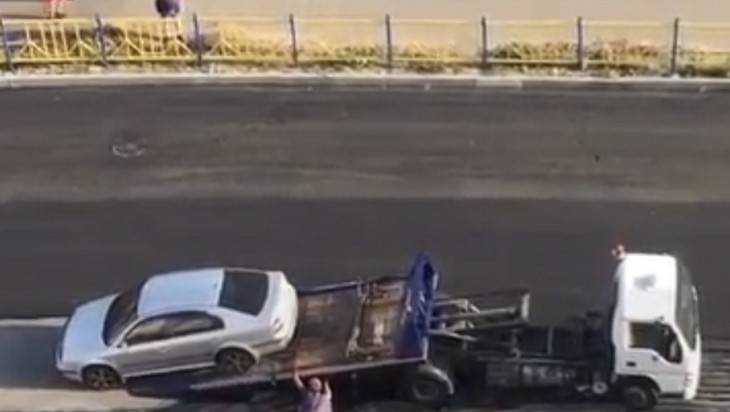 В Брянске автомобиль принудительно убрали с пути асфальтоукладчика