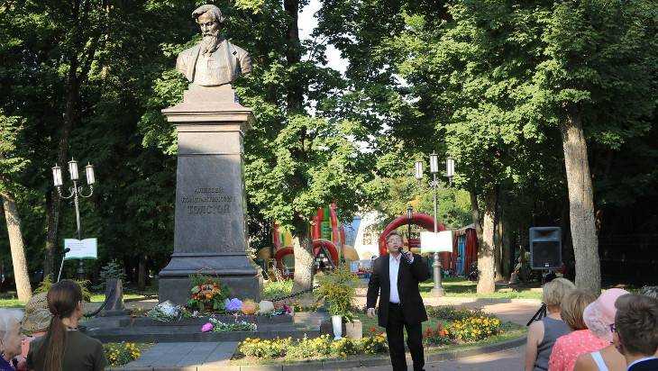 В день рождения Алексея Толстого жители Брянска прочли стихи поэта