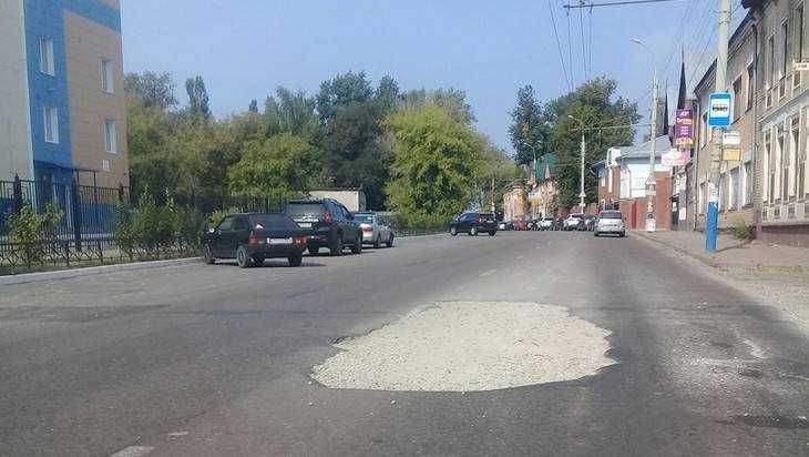 В Брянске для водителей стали опасностью многометровые ямы на дорогах