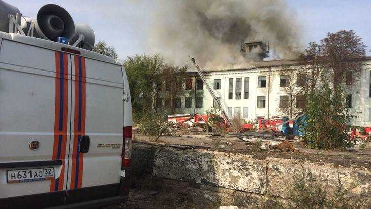 В Брянске горит заброшенное здание на бывшей территории БМЗ