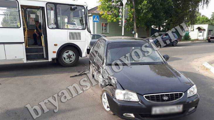 В Новозыбкове легковой «Хендай»  врезался в автобус