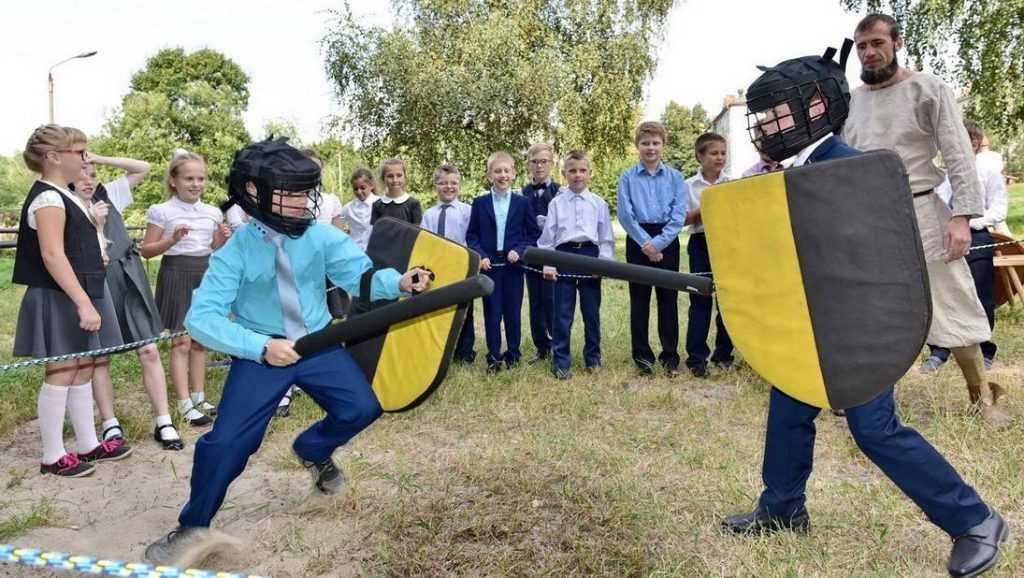 Возле седьмой гимназии в Брянске дети устроили бой на мечах