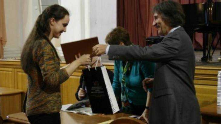 Брянская молодая пианистка победила на международном конкурсе