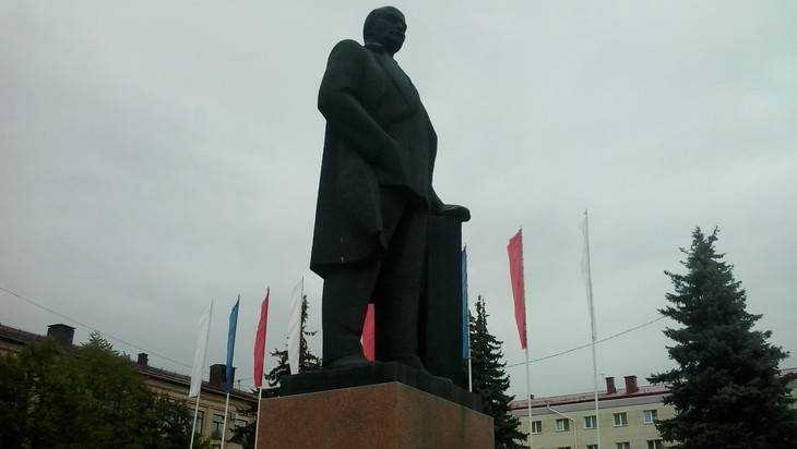 Жители Брянска пожертвуют свою кровь под памятником Ленину