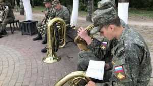 Накануне большого парада в Брянске военные музыканты провели репетицию