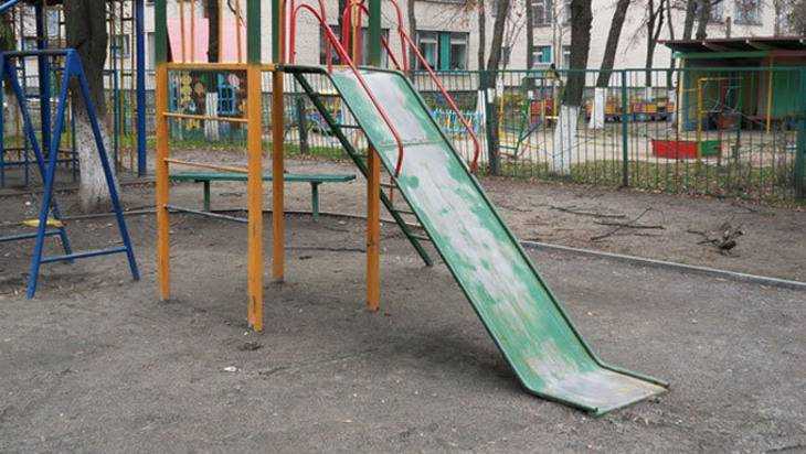 В Климовском районе прокуратура обнаружила опасные детские площадки