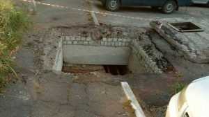 В Брянске коммунальщики «сотворили» яму-ловушку