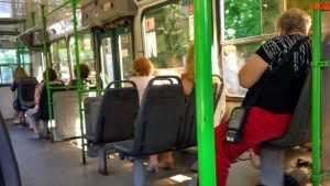 В салоне автобуса в Брянске при торможении упала пенсионерка